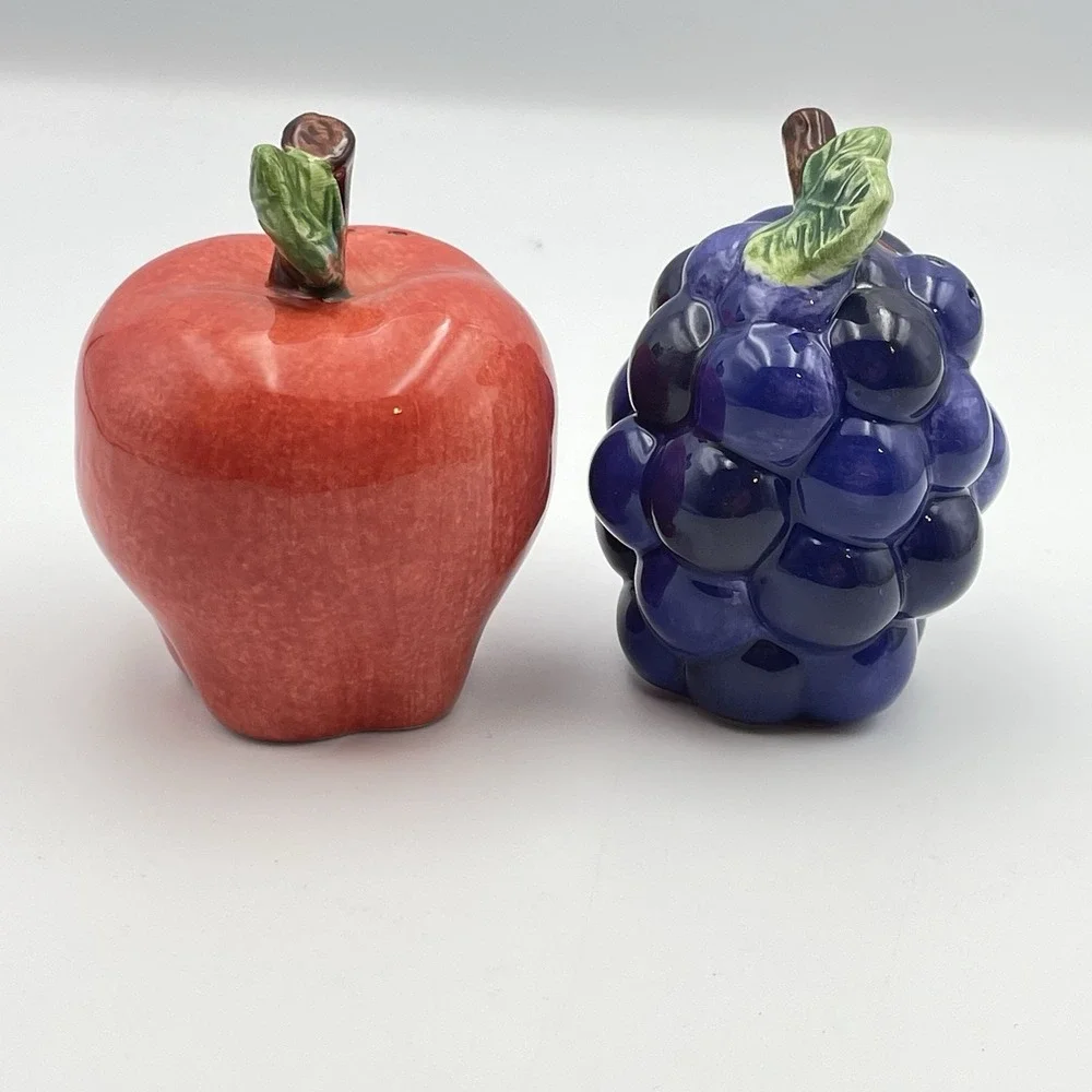 Vintage Jay Glossy Red Apple & Purple Grapes Bunch Salt &‎ Pepper Shakers Set